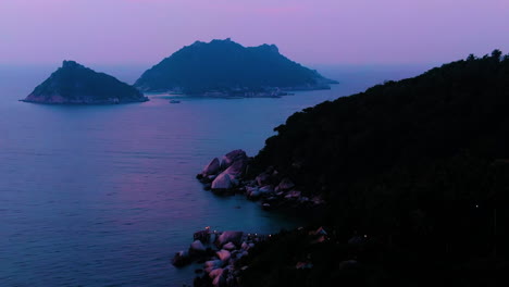 Toma-Aérea-De-La-Isla-De-Koh-Tao,-Sairee-Beach-Puesta-De-Sol-En-La-Isla-Con-Vista-Al-Mar,-Tailandia