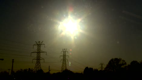lapso de tiempo de la puesta de sol detrás de las líneas eléctricas