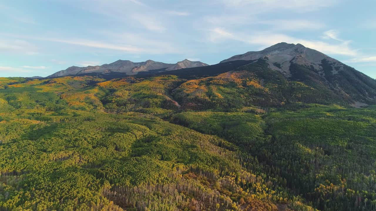 álamos tembloses girando en kebler pass, colorado