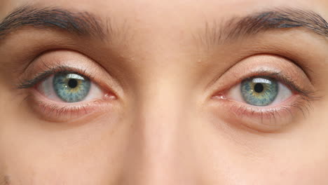 ojo azul, la vista y la visión de la mujer parpadean