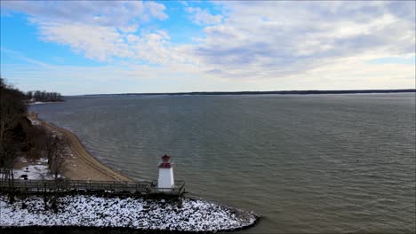 Volando-Más-Allá-Del-Faro-En-El-Aterrizaje-Del-Faro-En-Grand-Rivers,-Kentucky