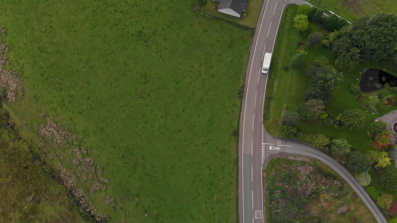 시골 영국 시골 길을 따라 가벼운 교통의 공중 샷