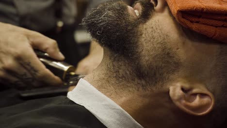 Barbero-Afeitando-La-Barba-En-El-Cuello-De-Su-Cliente-En-La-Barbería---Cerrar