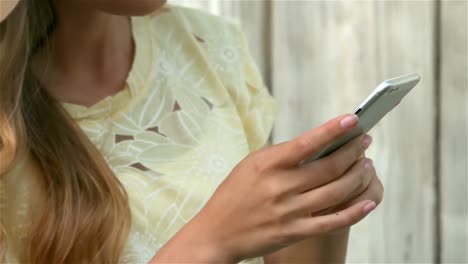 chica bonita usando un teléfono inteligente