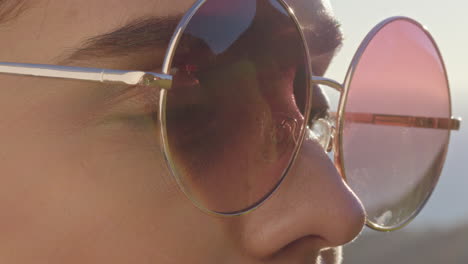 Primer-Plano-Retrato-Hermosa-Mujer-Con-Gafas-De-Sol-Disfrutando-De-La-Vista-Relajándose-En-Las-Vacaciones-De-Verano-Mirando-El-Sol-Al-Aire-Libre-Contemplando-El-Viaje