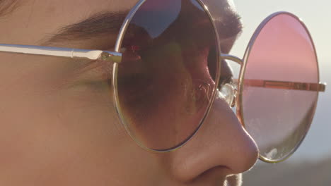 retrato en primer plano de una mujer hermosa con gafas de sol disfrutando de la vista relajándose en las vacaciones de verano mirando al aire libre soleado contemplando el viaje