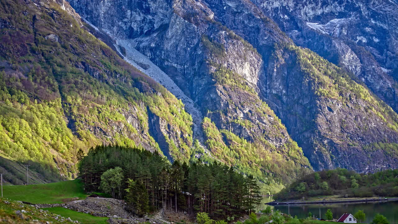toma de lapso de tiempo de montañas rurales iluminadas por sombras de sol en el valle vikingo, noruega