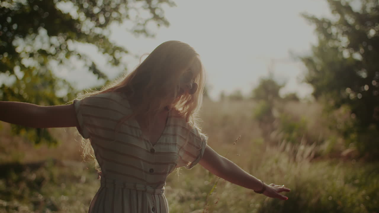 feliz, atractiva, alegre, mujer, hippie, bailando, y, ambulante, en, el, sol, 7