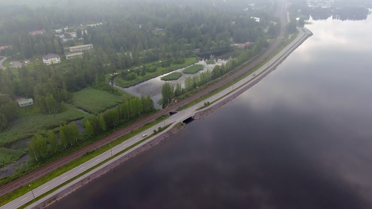 무인 항공기에서 고요한 작은 마을보기