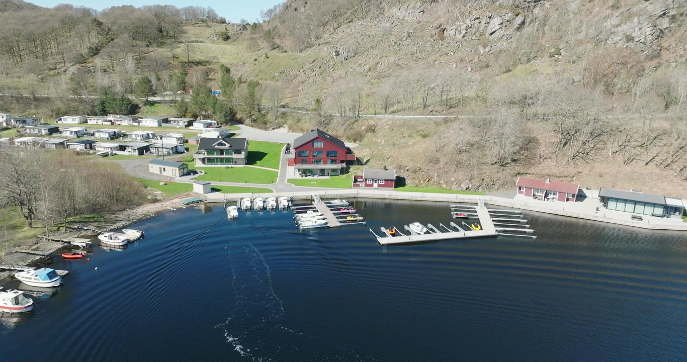 Luftfoto av marina og båthavn i Vanse, Norge, i sakte film