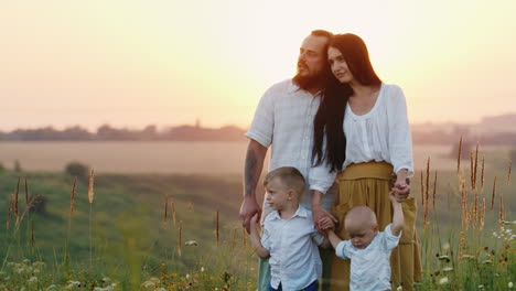 Eine-Junge-Bauernfamilie-Mit-Ihren-Kindern-Begutachtet-Ihr-Land-Und-Genießt-Die-Schönheit-Und