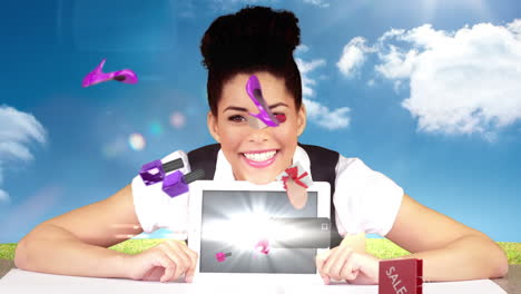 una morena muy bonita presenta el concepto de compras electrónicas.
