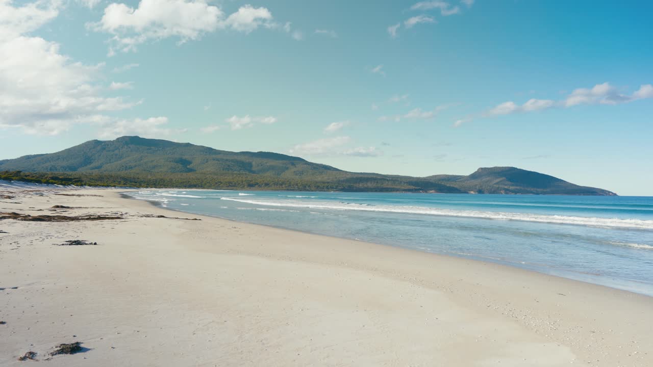 las olas rompiendo en una hermosa playa