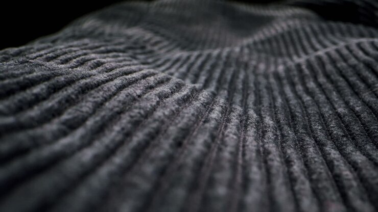 Texture macro in primo piano di tessuto jeans blu. Tessuto moda multicolore. Abiti casual in cotone.