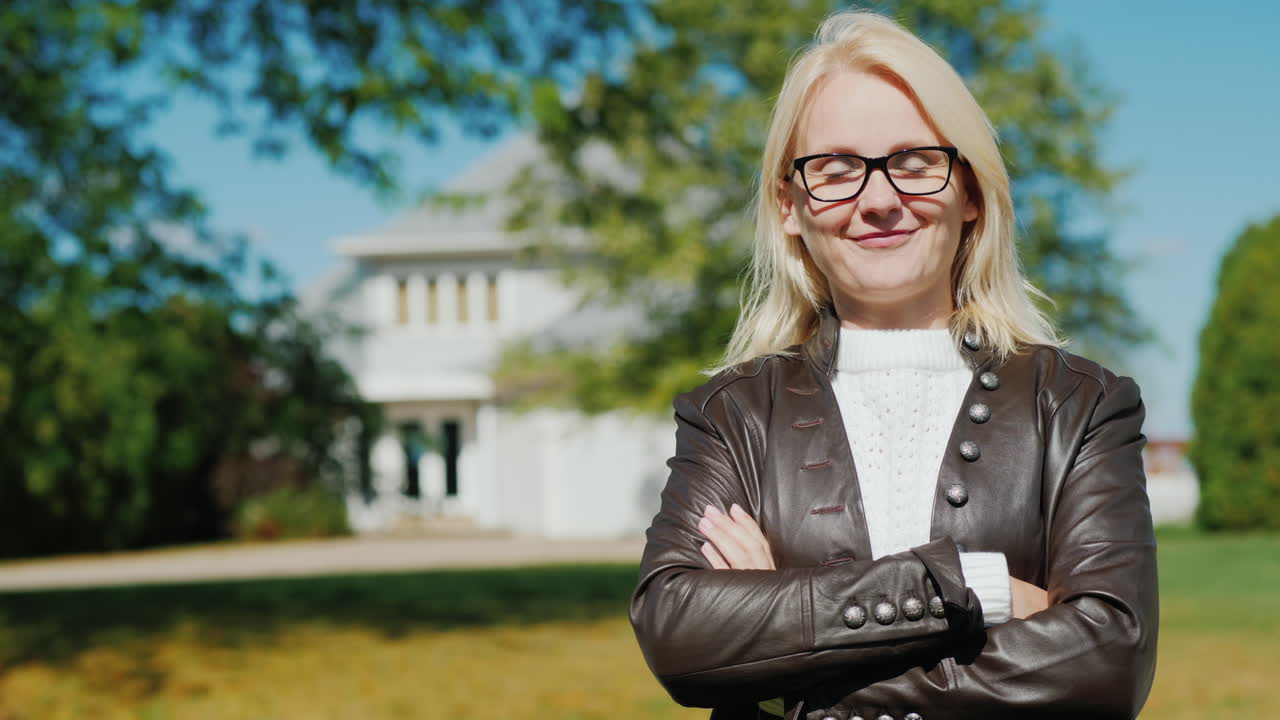 счастливая женщина и ее дом