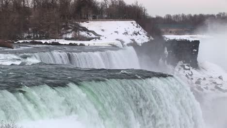 El-Agua-Se-Precipita-Sobre-Las-Cataratas-Del-Niágara-En-Invierno