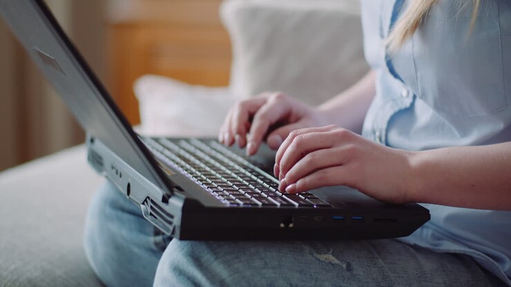 Giovane Imprenditrice Digita Risposta A Email Cliente Donna Che Digita Sulla Tastiera 4