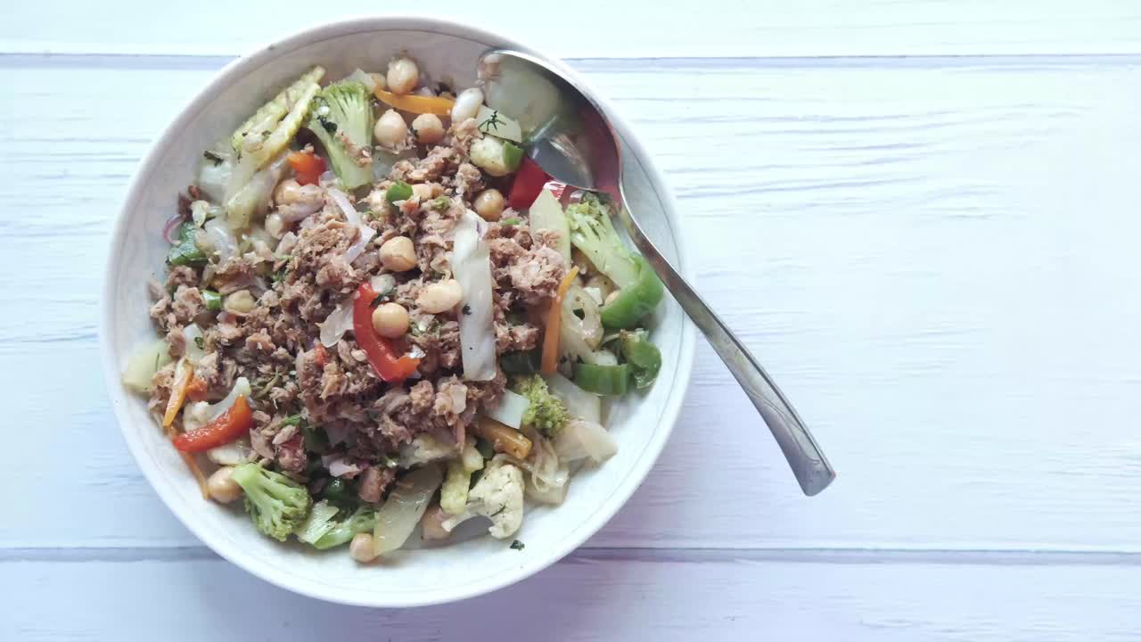 ensalada de atún con verduras mezcladas