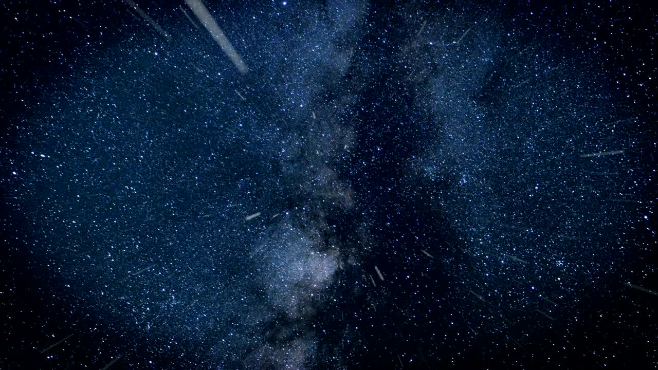 volando a través de campos estelares en el espacio. azul