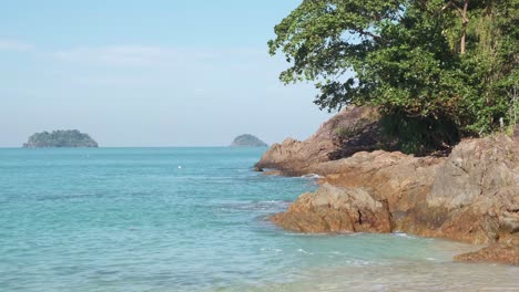 granite-rock-tropical-headland-with-ocean-and-Islands-in-distance