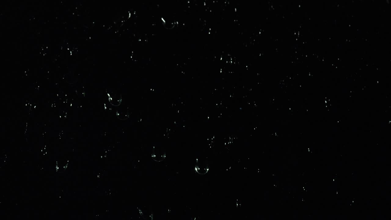 gotas de agua en vidrio oscuro