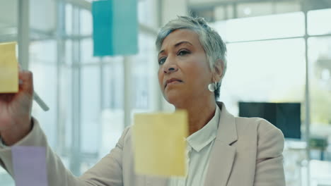 Sticky-note,-glass-wall-and-mature-business-woman
