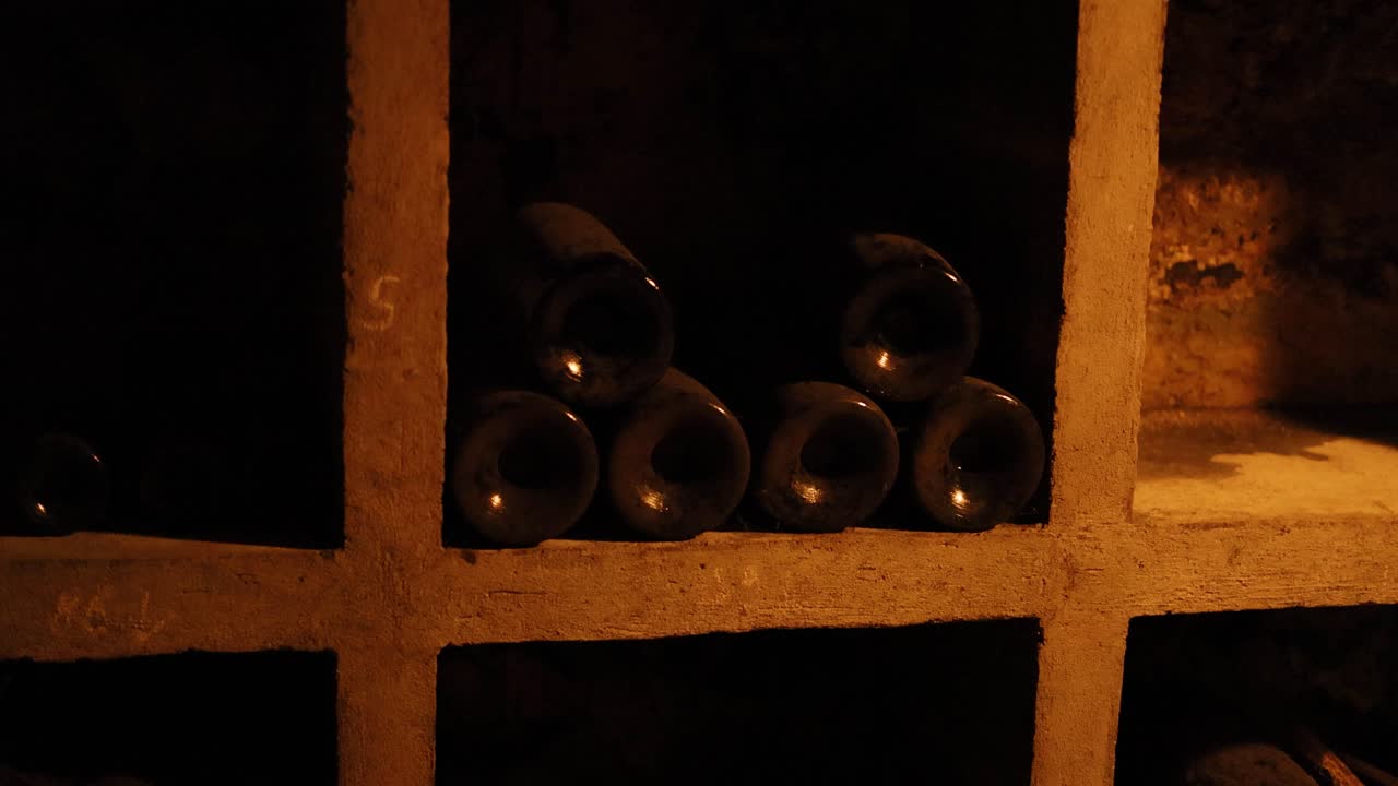 희미하게 조명 된 지하실 에서 은 병 들