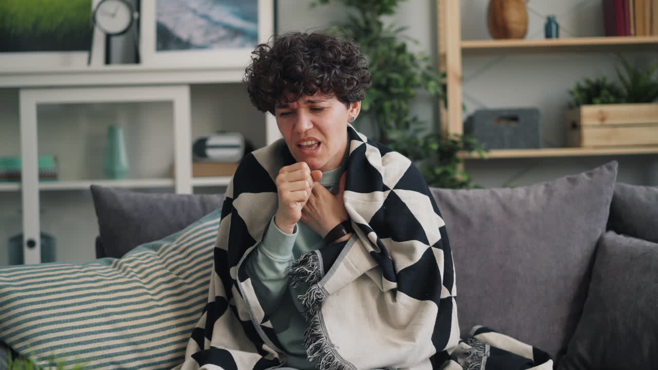 소파에 기침하는 여자