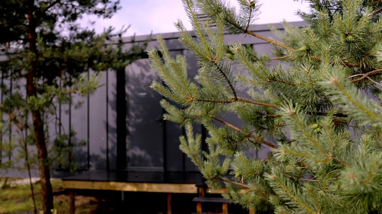 Immergiti in un sereno rifugio nella foresta con cabine ecologiche e minimaliste che si fondono armoniosamente con la lussureggiante natura circostante, offrendo una fuga pacifica nella tranquillità della natura