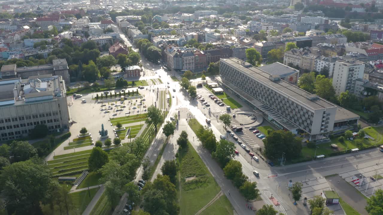 Аэросъемка дроном, движущимся назад, городского Кракова, Польша, в вечернее время