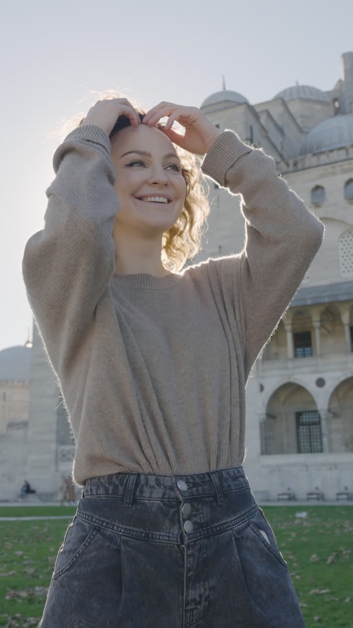 Türk Camisinde Keyifli Vakit Geçiren Kadın