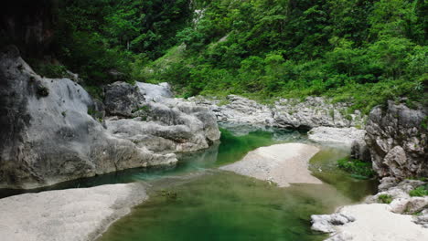 Grünliches-Wasser-Von-Charcos-De-Nizao,-Los-Cacao,-San-Cristobal,-Dominikanische-Republik