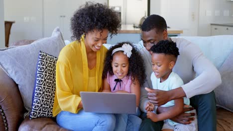 Vorderansicht-Einer-Schwarzen-Familie-Mit-Laptop-Im-Wohnzimmer-Zu-Hause-4K