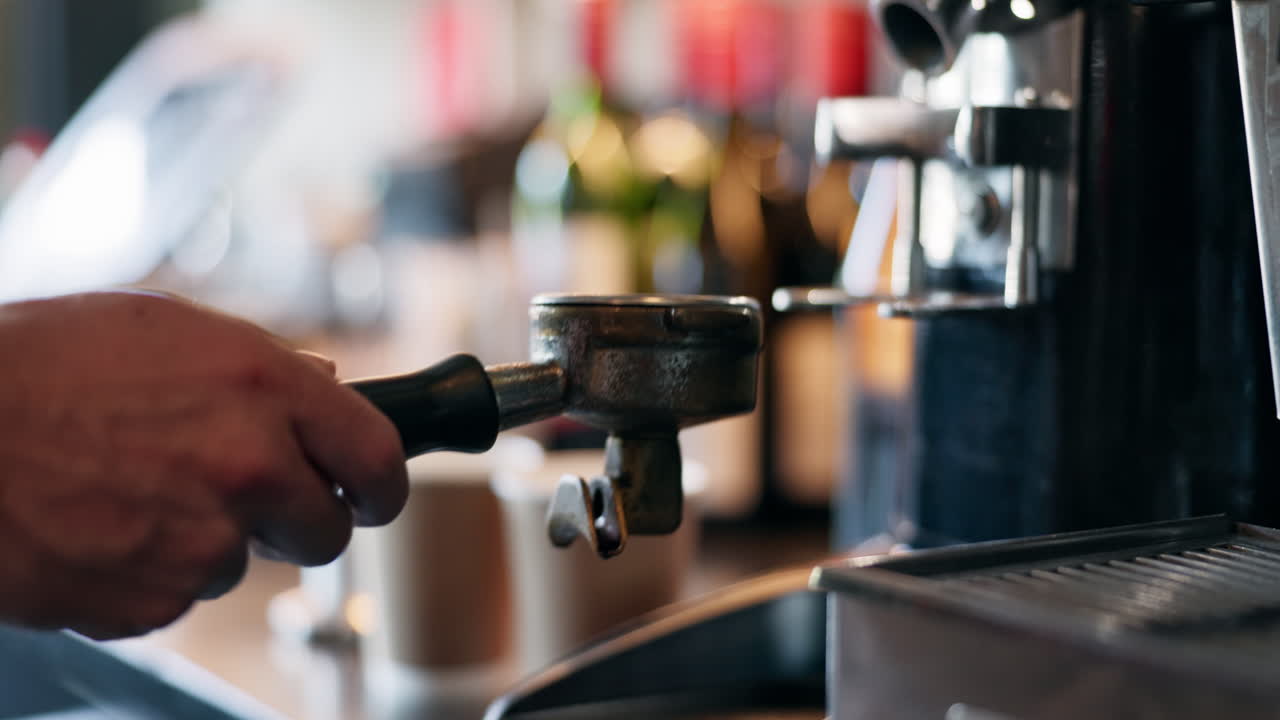 el barista haciendo un espresso.