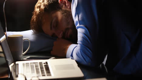 Businessman-sleeping-at-his-desk