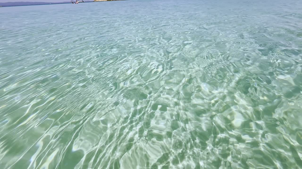 그리스 할키디키 반도의 청정 파란 발 해변