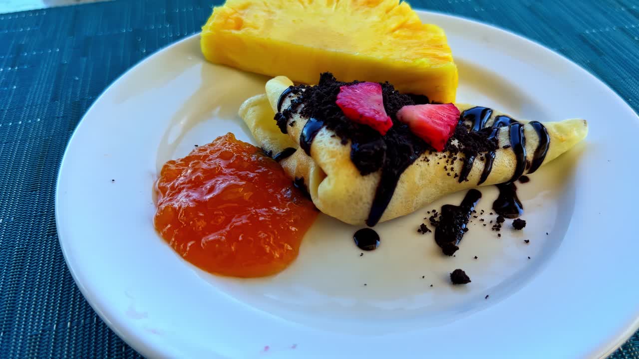 Crepe dulce para el desayuno con chocolate y frutas frescas en complejos turísticos de Cebú.