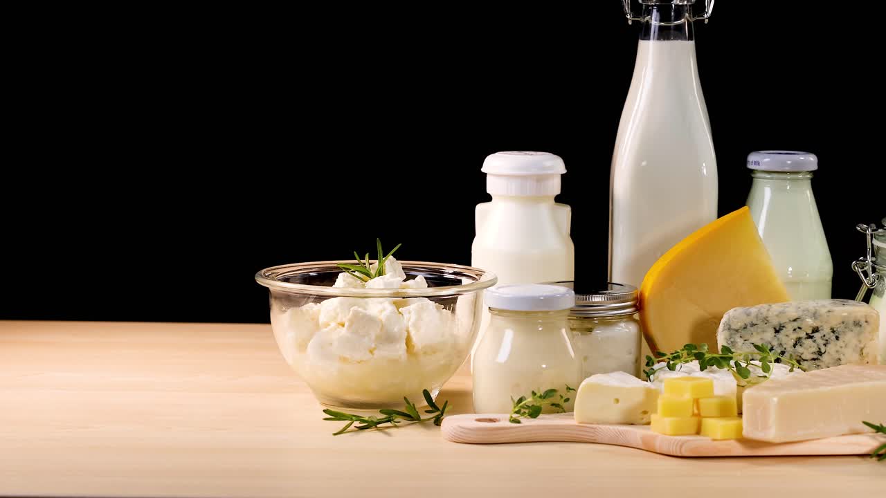 produtos lácteos variados numa mesa de madeira