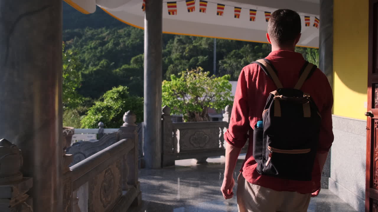 turista caminando por un templo en vietnam