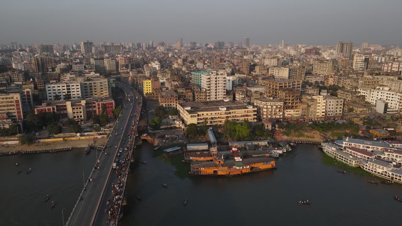 Veduta aerea della città di Dacca con ponte sul fiume Buriganga, lungo la stazione del battello a vapore a ruote e il terminal dei traghetti.