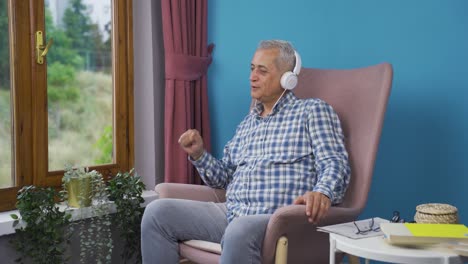 Hombre-Mirando-Por-La-Ventana-Y-Escuchando-Música-Con-Auriculares.