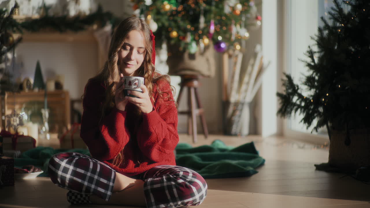 hermosa mujer bebiendo café mientras está sentada en casa durante la navidad