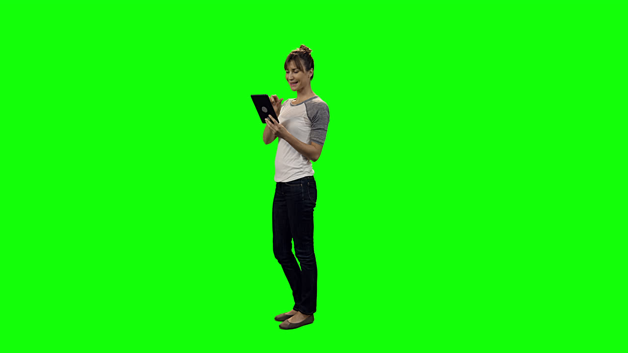 Donna felice utilizzando la tavoletta digitale