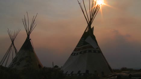 los tipis indios se paran en un campamento de nativos americanos al atardecer 1