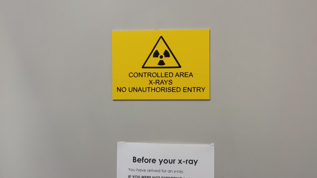 엑스레이실 출입문 및 경고 표지판