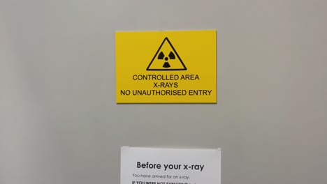 Eingangstür-Und-Warnschilder-Zum-Röntgenraum