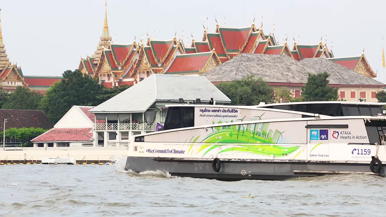 페리는 방 강에 있는 사원을 지나간다.