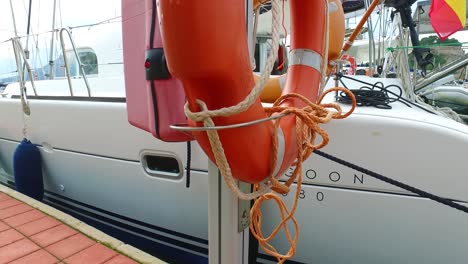 Bote-Salvavidas-Adjunto-Al-Muelle-Del-Puerto.