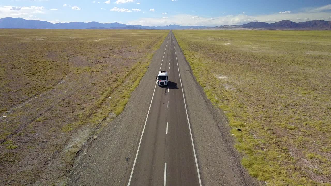 Carretera desértica en un paisaje impresionante