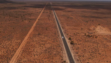 Van-Fährt-Auf-Einem-Roadtrip-Eine-Autobahn-Im-Australischen-Outback-Entlang